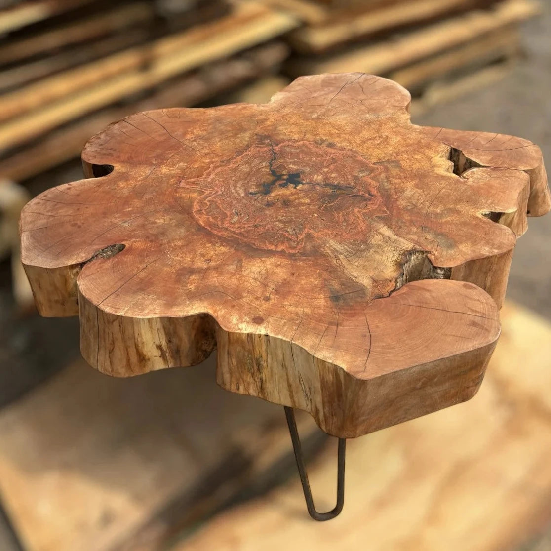 Einzigartiger Couchtisch, massive Erlenplatte 83x77cm, Höhe 50cm – West Tree