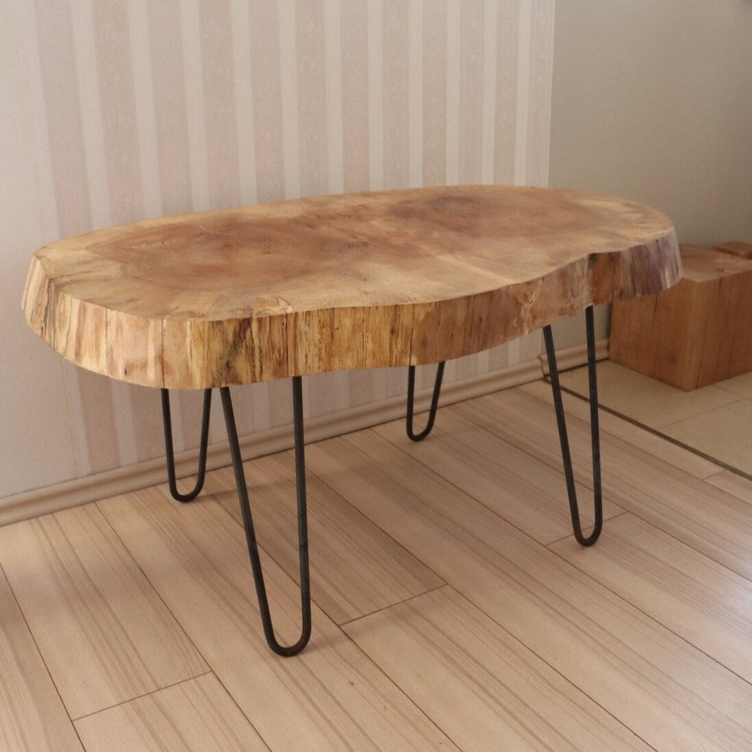 Einzigartiger Couchtisch, Platte aus massiver Eiche 98x62cm, Höhe 50cm – West Tree