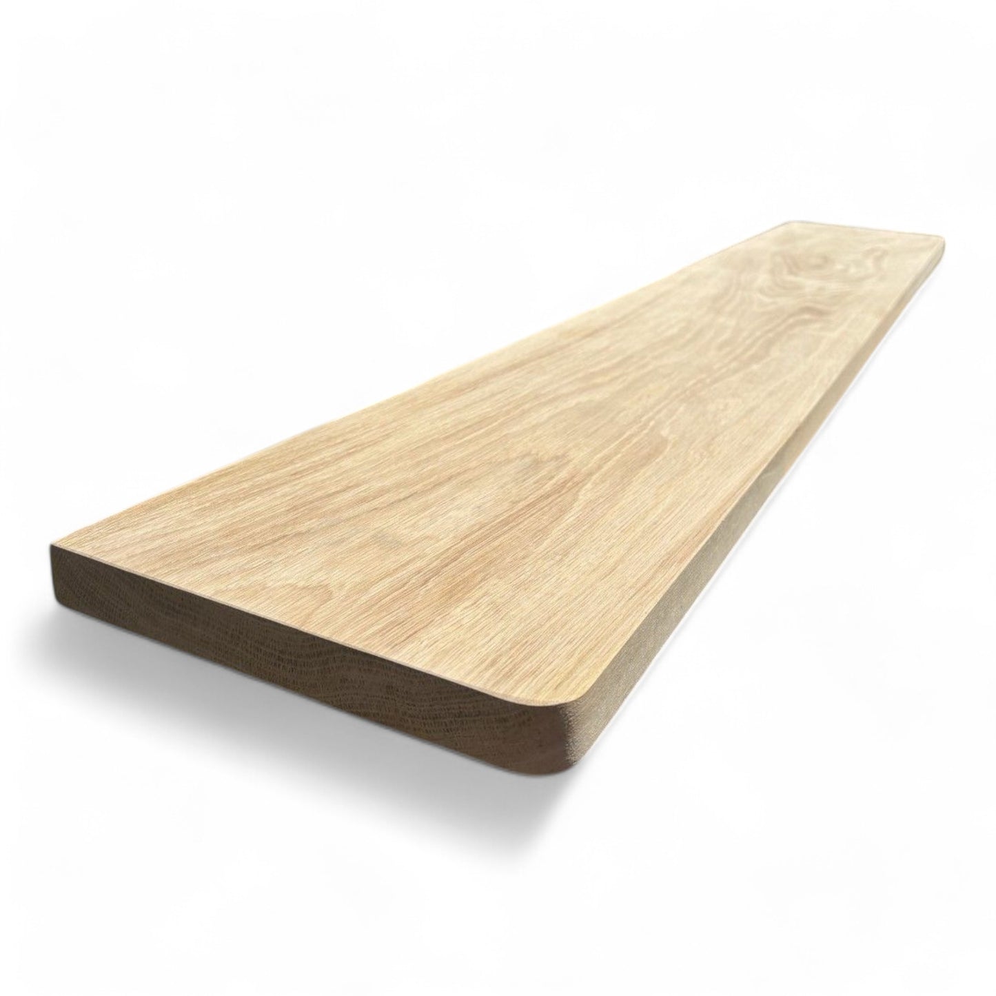 Rukou vyrobený okenní ráhno z dubu s křivě otočenými okraji a tloušťkou 4 cm.
