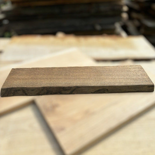 Handgefertigte Fensterbank aus Eiche, natürliche Kantenstärke 4 cm – Palisanderöl-Wachs