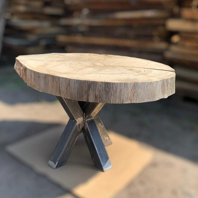 Tvarovaná dřevěná deska z pevného dubu 86x75x8 cm, ideální pro epoksidovou lepidlo, uložena za 5-6 let, domácí výroba.