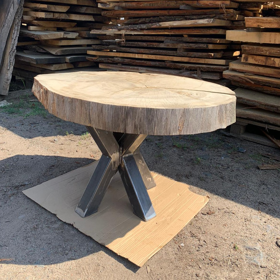 Tvarovaná dřevěná deska z pevného dubu 86x75x8 cm, ideální pro epoksidovou lepidlo, uložena za 5-6 let, domácí výroba.