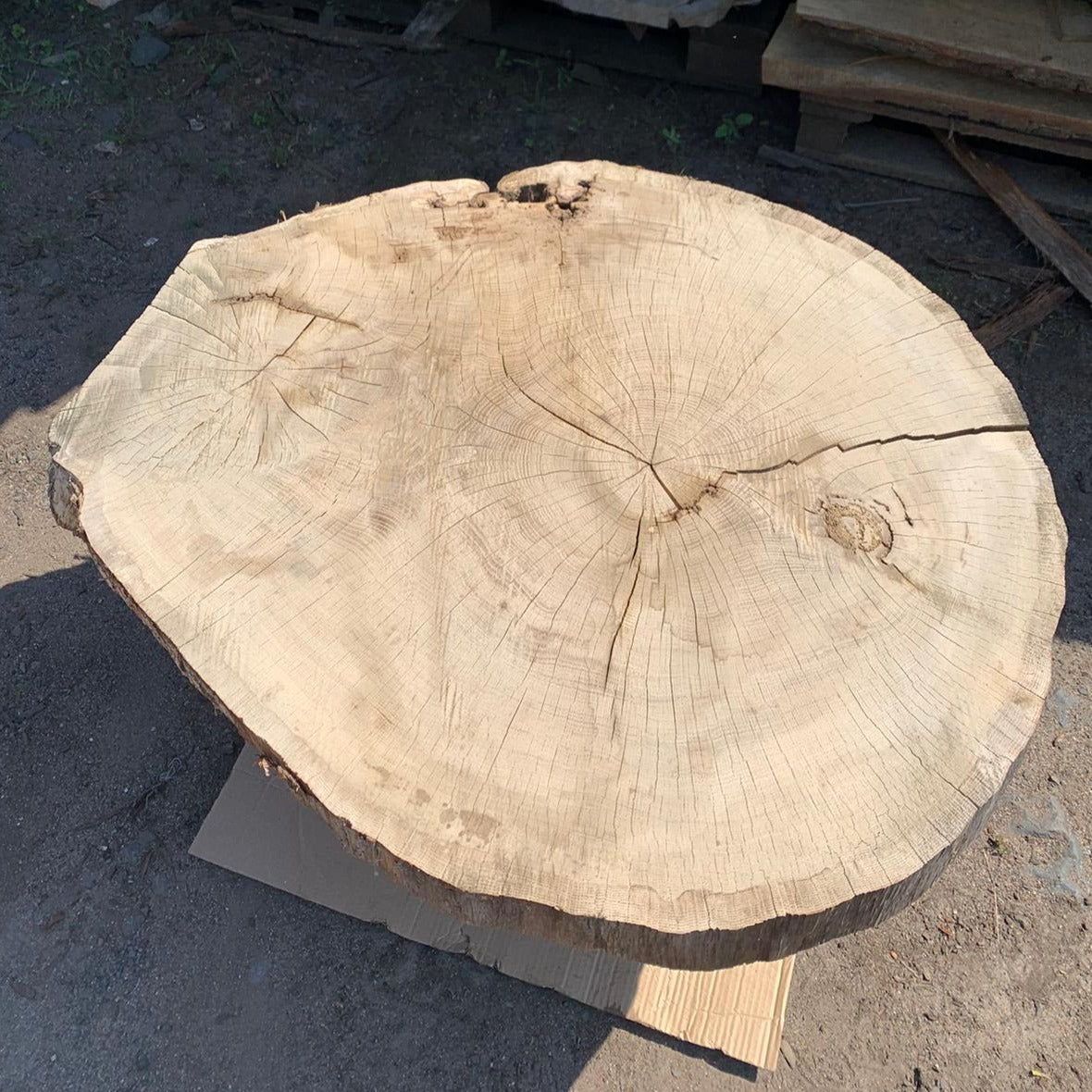Tvarovaná dřevěná deska z pevného dubu 86x75x8 cm, ideální pro epoksidovou lepidlo, uložena za 5-6 let, domácí výroba.