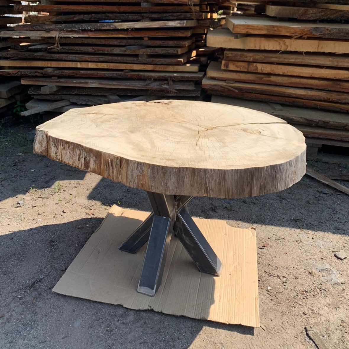 Tvarovaná dřevěná deska z pevného dubu 86x75x8 cm, ideální pro epoksidovou lepidlo, uložena za 5-6 let, domácí výroba.
