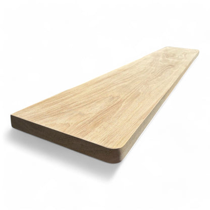 Rukou vyrobený okenní ráhno z dubu s křivě otočenými okraji a tloušťkou 4 cm. 