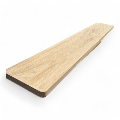 Rukou vyrobený okenní ráhno z dubu s křivě otočenými okraji a tloušťkou 4 cm. 