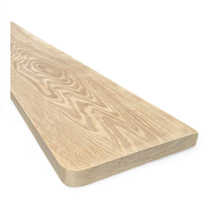 Rukou vyrobený okenní ráhno z dubu s křivě otočenými okraji a tloušťkou 4 cm. 