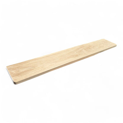 Rukou vyrobený okenní ráhno z dubu s křivě otočenými okraji a tloušťkou 4 cm. 