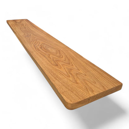Rukou vyrobený okenní ráhno z dubu s krouceným okrajem tloušťka 2,5 cm - olejová. 