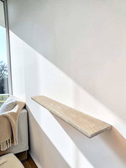 Handgefertigtes Regal aus massiver Eiche mit Naturkante, Stärke 2,5 cm